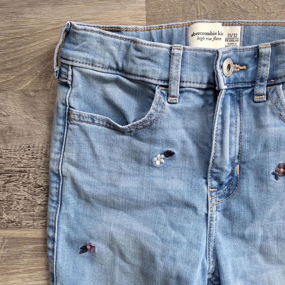 abercrombie kids High Rise Flare Jeans with Embroidered Flowers Size 11/12 R